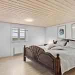2 Bedroom Beautiful In Casa vacanze *