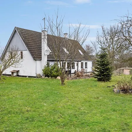 2 Bedroom Beautiful In Dom wakacyjny *