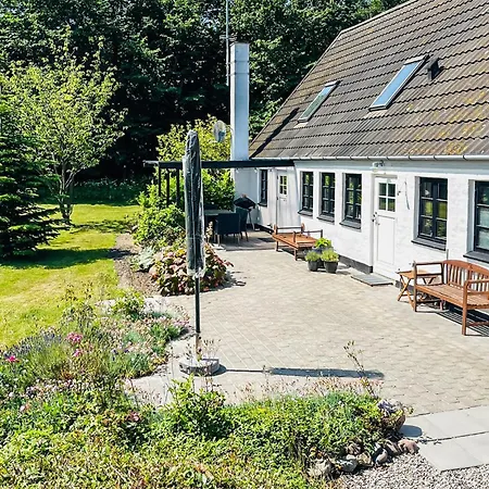Dom wakacyjny 2 Bedroom Beautiful In *
