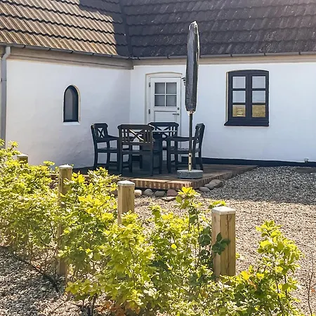 2 Bedroom Beautiful In Dom wakacyjny